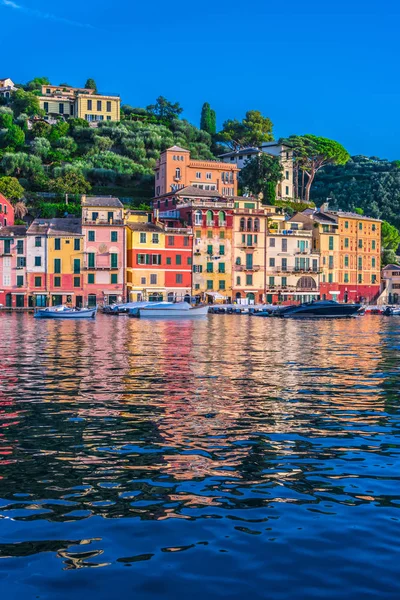 美しい漁村の村およびホリデー リゾート イタリア リグーリア州のイタリアのリビエラの首都ジェノバの街のポルトフィーノ — ストック写真