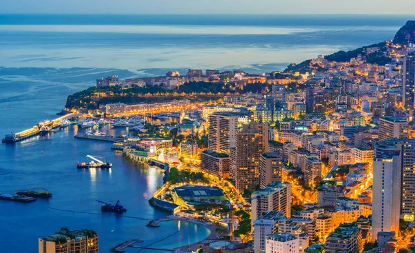 对摩纳哥的城市的看法在法国里维埃拉在日落以后 — 图库照片