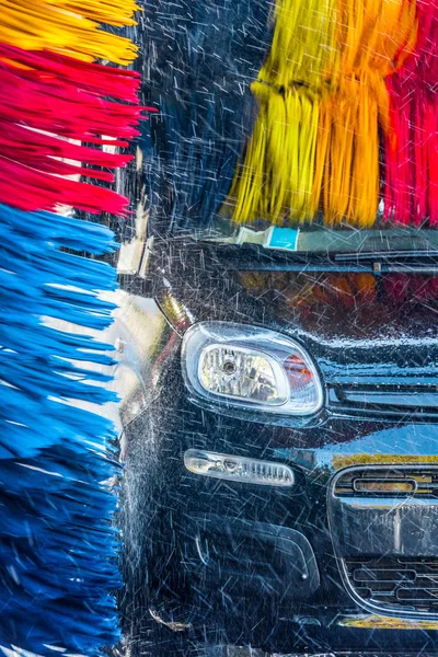 Carro Passando Por Uma Máquina Automatizada Lavar Carros — Fotografia de Stock