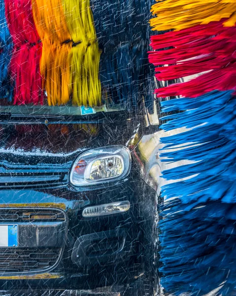 Auto Che Passa Attraverso Una Lavatrice Automatizzata — Foto Stock