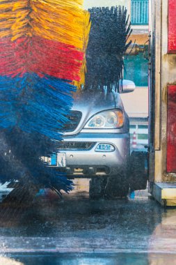 Otomatik oto yıkama makinesinden geçen araba..