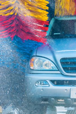 Otomatik oto yıkama makinesinden geçen araba..