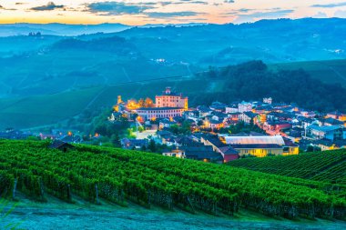 Görünümünü Barolo Cuneo eyaletinde, Piedmont, İtalya.