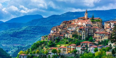 Apricale Imperia Eyaleti, Liguria, İtalya için görünümünü.