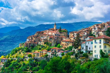 Apricale Imperia Eyaleti, Liguria, İtalya için görünümünü.