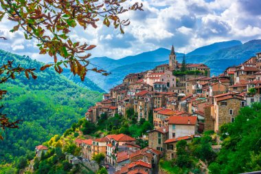 Apricale Imperia Eyaleti, Liguria, İtalya için görünümünü.