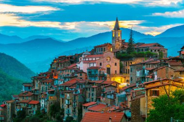 Apricale Imperia Eyaleti, Liguria, İtalya için görünümünü.