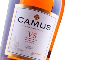 Poznan, Pol - 27 Eylül, 2018: Şişe, Camus konyak, Jean-Baptiste Camus Cognac, Fransa headquarted 1863 içinde tarafından kurulmuş bir marka