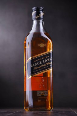 Poznan, Pol - 27 Eylül, 2018: Şişe Johnnie Walker, harmanlanmış Scotch viski dünyada en yaygın olarak dağıtılmış markası ile satış yılda 130 milyon şişe.