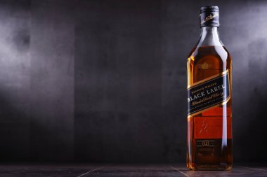 Poznan, Pol - 27 Eylül, 2018: Şişe Johnnie Walker, harmanlanmış Scotch viski dünyada en yaygın olarak dağıtılmış markası ile satış yılda 130 milyon şişe.
