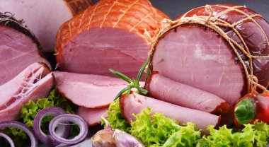 Çeşitli et ürünleri ile kompozisyon.