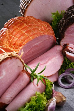 Çeşitli et ürünleri ile kompozisyon.