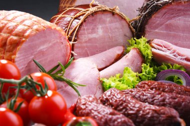 Çeşitli et ürünleri ile kompozisyon.