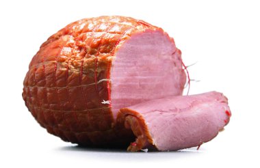 Jambon parçası beyaz arka planda izole edilmiş. Et fabrikası ürünü