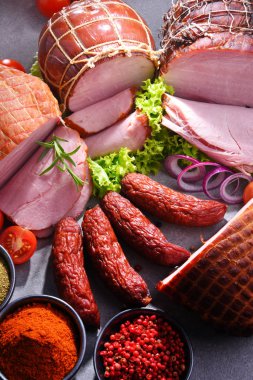 Çeşitli et ürünleri ile kompozisyon.