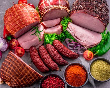 Çeşitli et ürünleri ile kompozisyon.