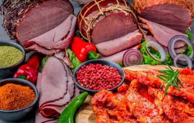 Jambon, sosis ve biftek de dahil olmak üzere çeşitli et ürünleriyle kompozisyon