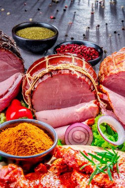 Jambon, sosis ve biftek de dahil olmak üzere çeşitli et ürünleriyle kompozisyon