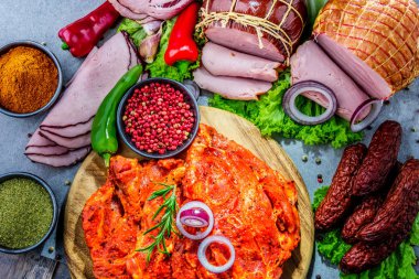 Jambon, sosis ve biftek de dahil olmak üzere çeşitli et ürünleriyle kompozisyon