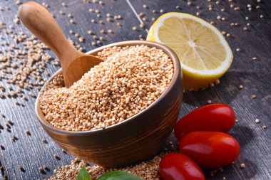 Ahşap masa üzerinde solmayan çiçek tahıl kase.