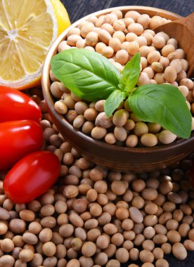 Ahşap masada bir kase soya fasulyesi ile kompozisyon..