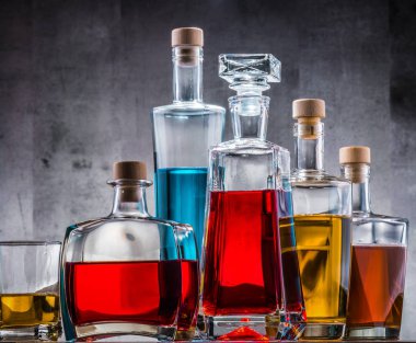 Sürahi ve çeşitli alkollü içecekler içeren kompozisyon.