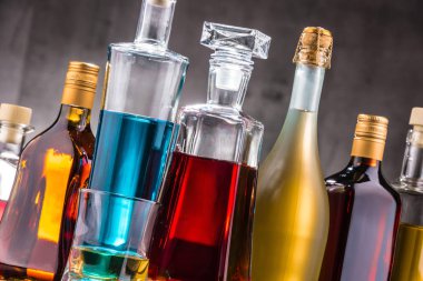 Sürahi ve çeşitli alkollü içecekler içeren kompozisyon.