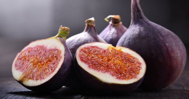 Ahşap masa üzerinde taze incir ile kompozisyon.