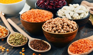 Çeşitli vejetaryen besin maddeleri içeren kompozisyon.