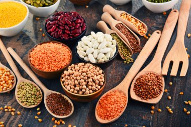 Çeşitli vejetaryen besin maddeleri içeren kompozisyon.