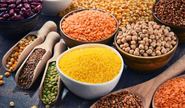 Çeşitli vejetaryen besin maddeleri içeren kompozisyon.