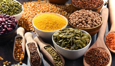 Çeşitli vejetaryen besin maddeleri içeren kompozisyon.