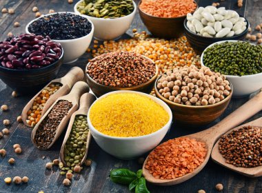 Çeşitli vejetaryen besin maddeleri içeren kompozisyon.