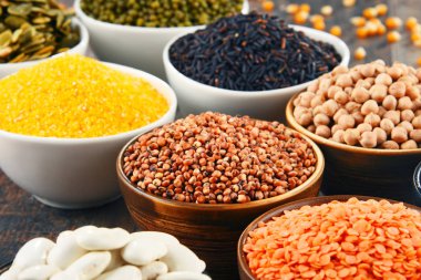 Çeşitli vejetaryen besin maddeleri içeren kompozisyon.