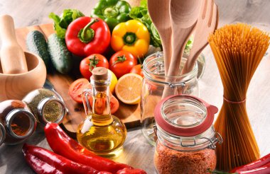 Çeşitli gıda ürünleri ve mutfak eşyaları masada kompozisyonu