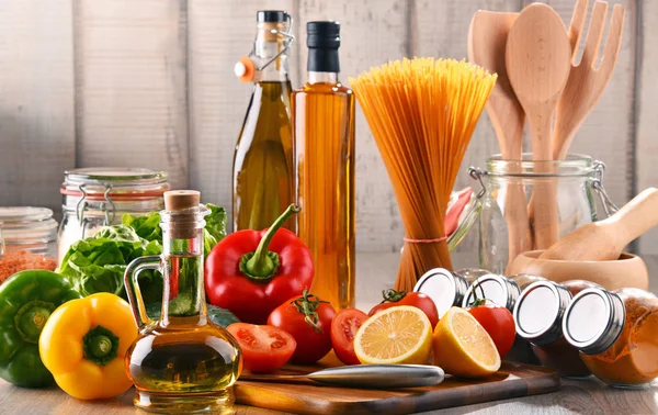 Composición Con Diversos Productos Alimenticios Utensilios Cocina Sobre Mesa — Foto de Stock
