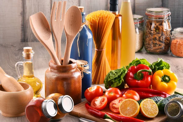 Composição Com Produtos Alimentares Variados Utensílios Cozinha Mesa — Fotografia de Stock