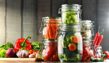 Kavanoz Marine gıda ve organik çiğ sebze ile.