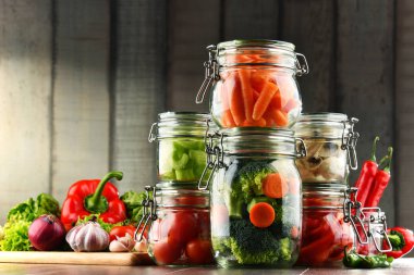 Kavanoz Marine gıda ve organik çiğ sebze ile.