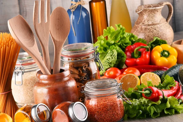 Zusammensetzung Mit Verschiedenen Lebensmitteln Und Küchenutensilien Auf Dem Tisch — Stockfoto