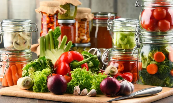 음식과 보드에 야채와 항아리 — 스톡 사진