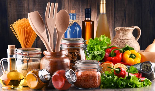 Composição Com Produtos Alimentares Variados Utensílios Cozinha Mesa — Fotografia de Stock
