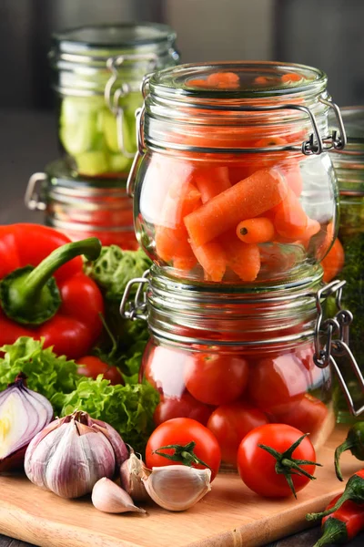 腌制的食物和生蔬菜在砧板上的罐子里 — 图库照片