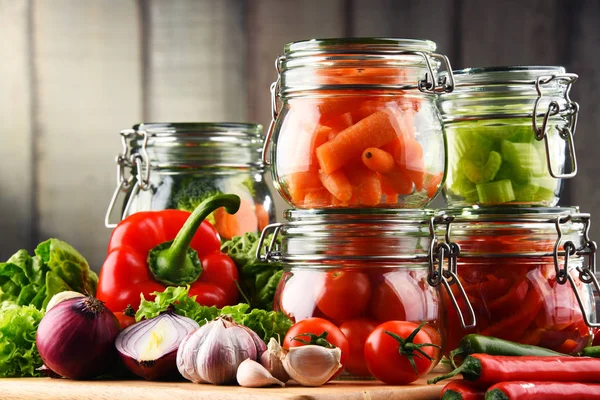 Frascos Con Comida Marinada Verduras Crudas Tabla Cortar —  Fotos de Stock