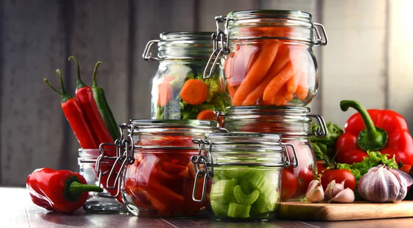 Frascos Con Comida Marinada Verduras Crudas Tabla Cortar —  Fotos de Stock