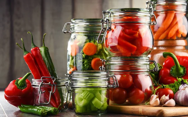 Frascos Con Comida Marinada Verduras Crudas Tabla Cortar — Foto de Stock