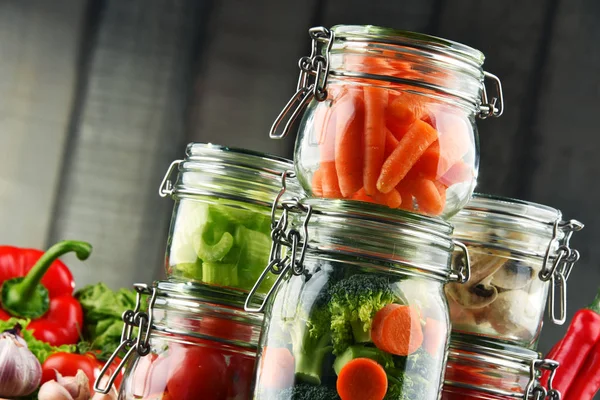 マリネした食品と有機の生野菜の Jar ファイル — ストック写真