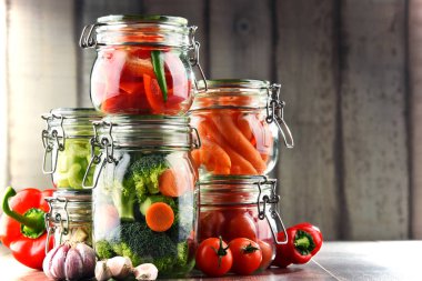 Kavanoz Marine gıda ve organik çiğ sebze ile.