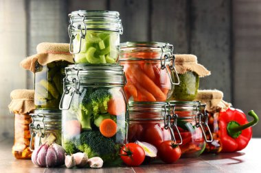 Kavanoz Marine gıda ve organik çiğ sebze ile.