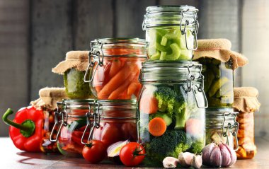 Kavanoz Marine gıda ve organik çiğ sebze ile.